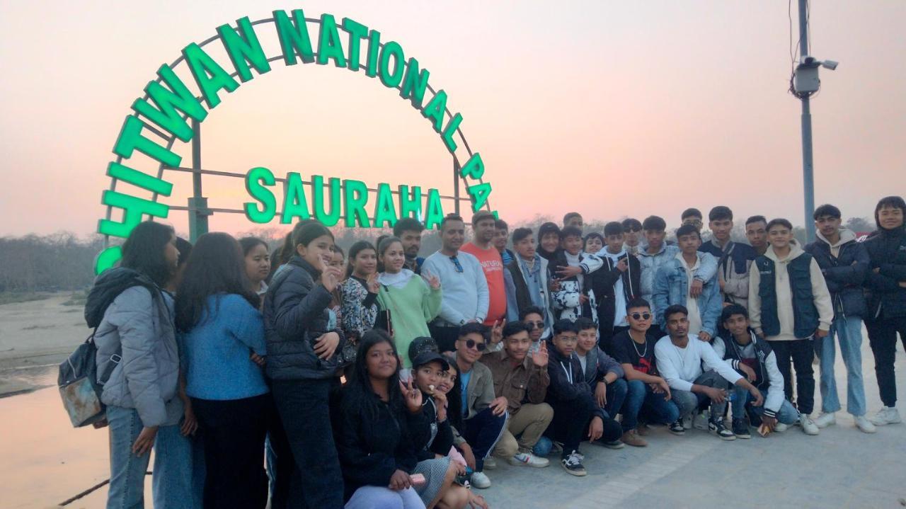 Hotel Tiger Tops Sauraha Exterior photo